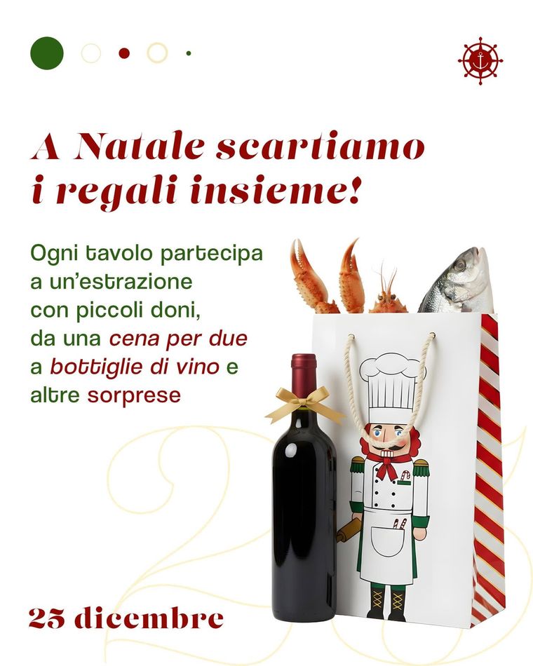 Post di Natale: busta regalo con schiaccianoci chef, crostacei, pesce e una bottiglia di vino, titolo "A Natale scartiamo i regali insieme!"