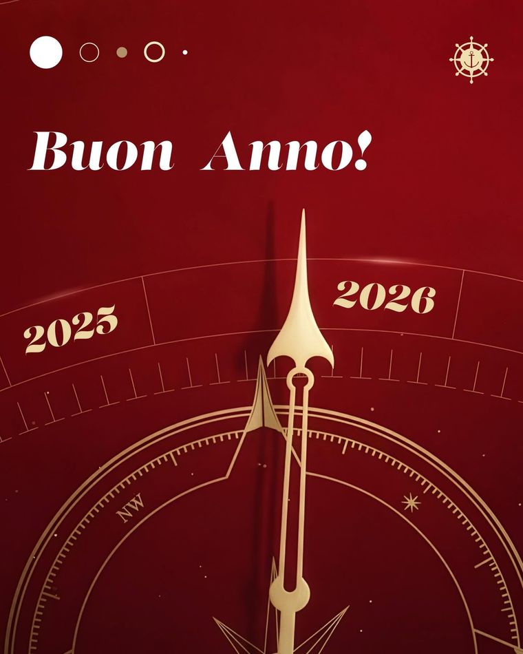 Post di Capodanno: una bussola dorata su fondo rosso punta dal 2025 al 2026, titolo "Buon Anno!"